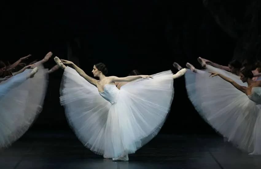 Composition symétrique de danseuses aux tutus déployés en éventail
