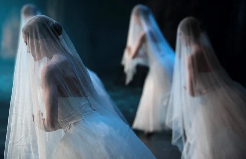 Gros plan de danseuses voilées, silhouettes fantomatiques dans la brume
