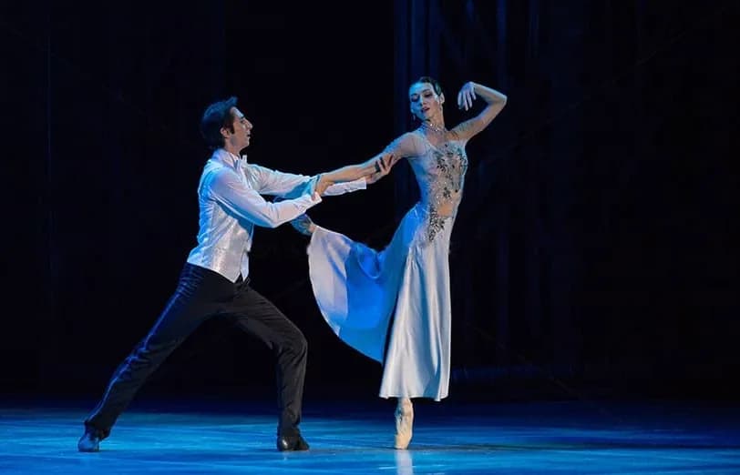 Duo en pleine impulsion, chemise blanche et robe bleue fluide