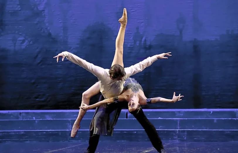 Deux danseurs bras déployés formant une étoile, fond violet brumeux