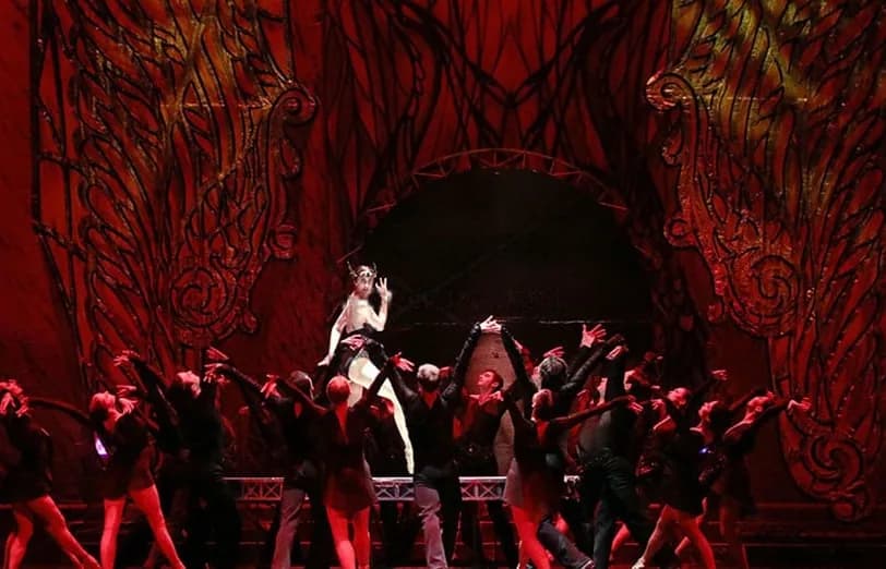 Grande scène rouge, l'ensemble en mouvement autour d'une soliste