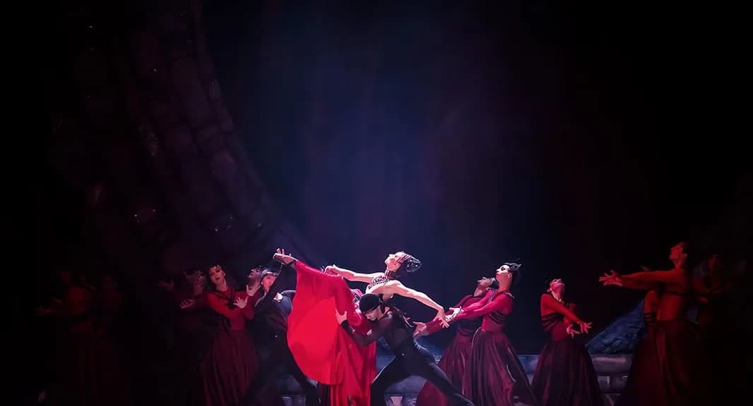 Ensemble en costumes sombres et rouge profond, une robe rouge au centre