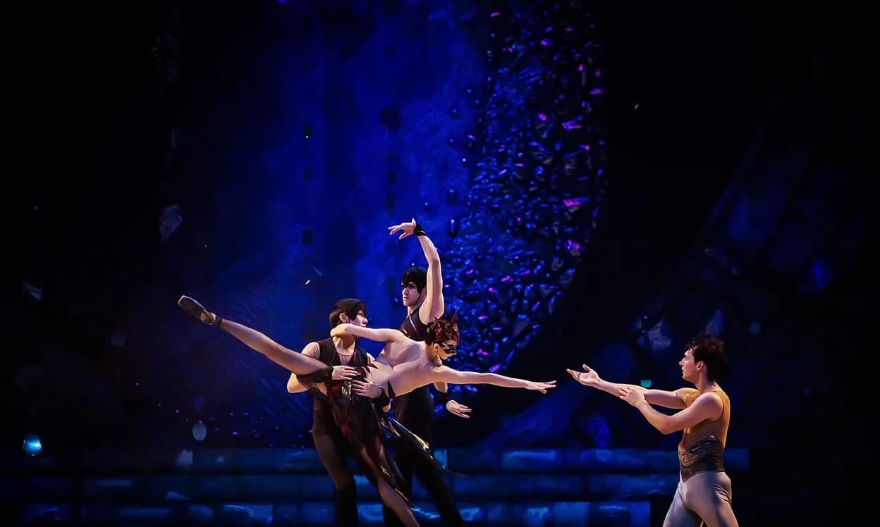 Quatuor de danseurs dans une pénombre bleue