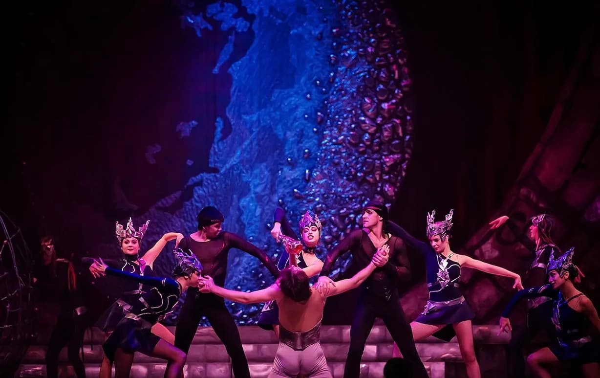 Corps de ballet en costumes noirs et coiffes argentées