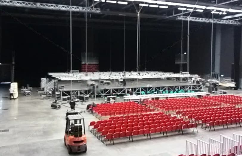 Installation des blocs de sièges rouges dans un grand hall