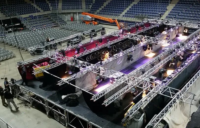 Vue plongeante sur le montage d'un plateau dans une grande salle