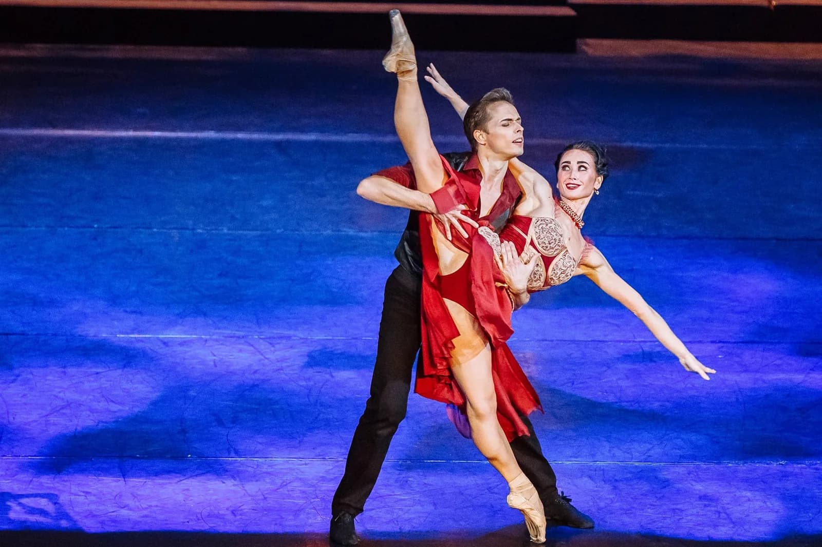 Pas de deux d'une grande amplitude, danseuse en robe rouge