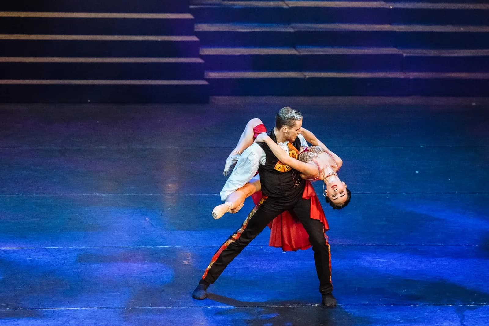 Porté spectaculaire, un danseur soutenant une partenaire renversée