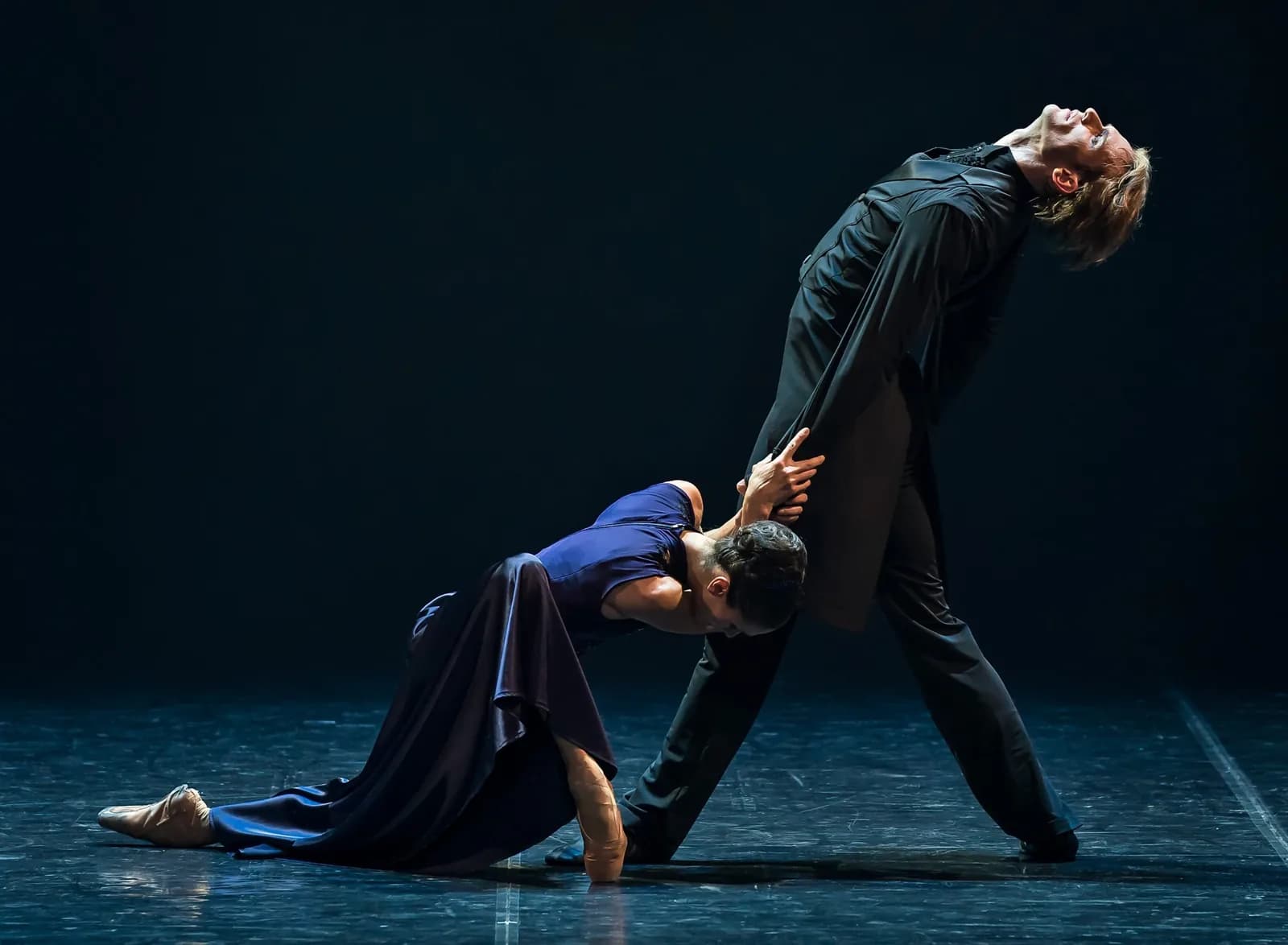 Danseur en fente profonde tirant une danseuse allongée en longue robe