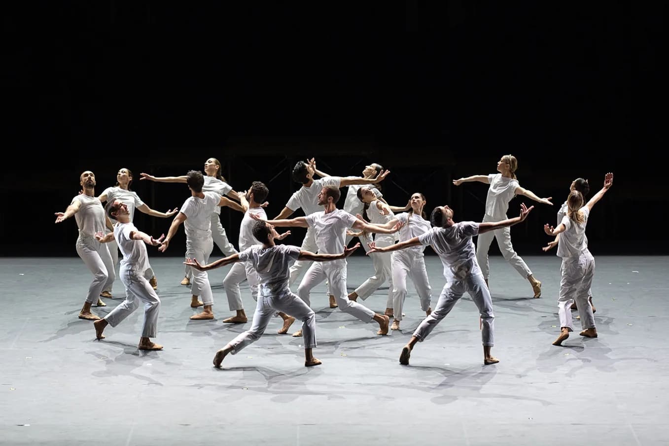 Grand ensemble en costumes blancs formant une ronde tournoyante