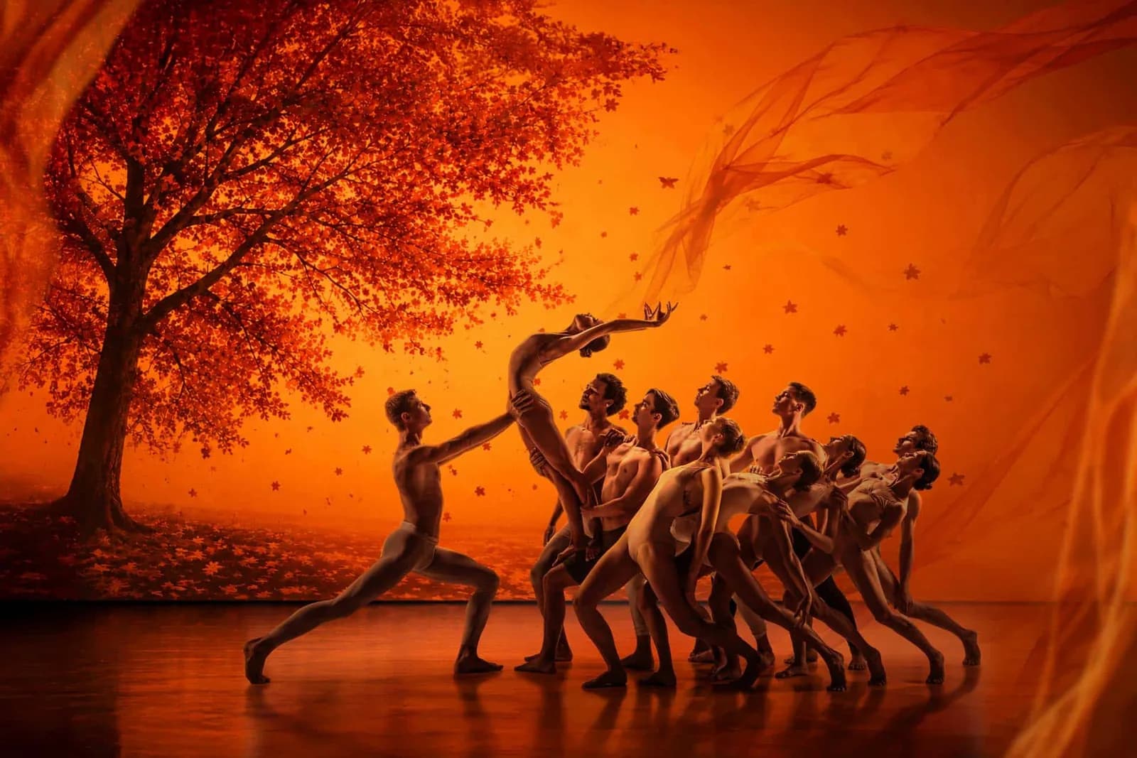 L'automne : la troupe emportée dans une lumière orange