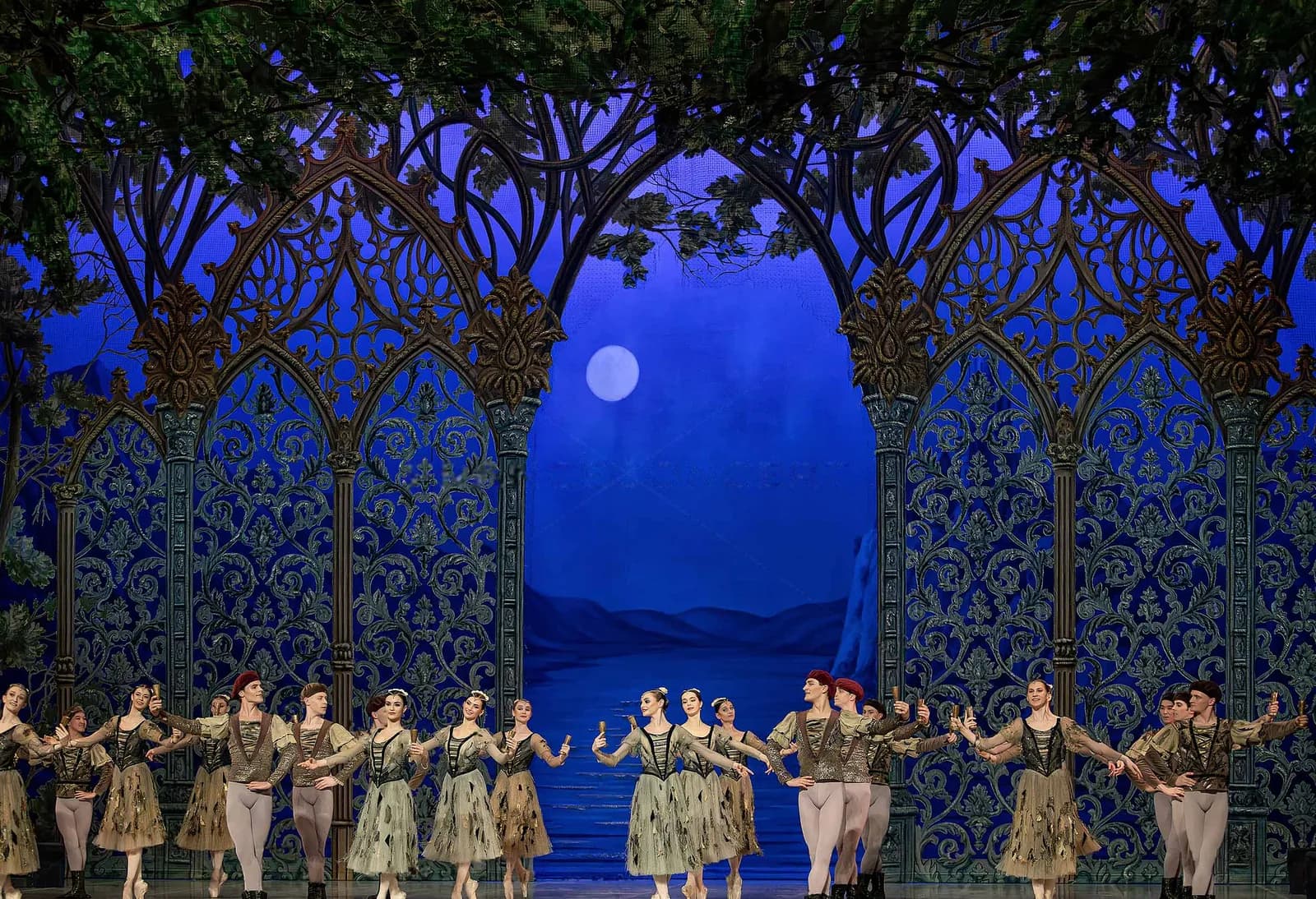 Danseurs en costumes verts alignés sous une pergola gothique éclairée par la lune