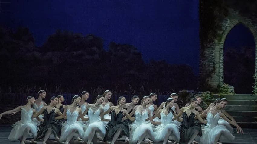 Le corps de ballet en tutus blancs formant une diagonale dans la nuit